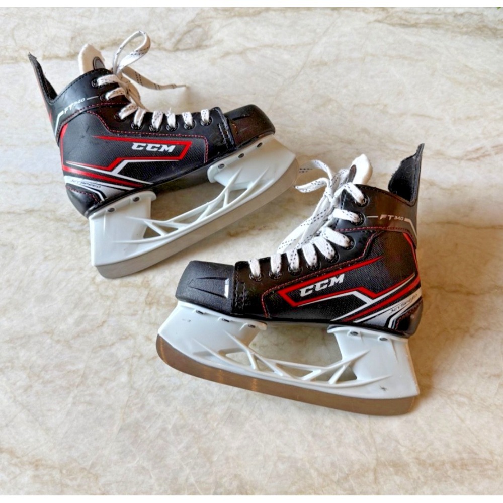 CCM Kids Ice Hockey Skates FT340 Jet Speed Black Red White Skate Covers Size 1